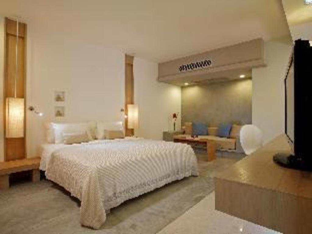 Ramada By Wyndham Phuket Southsea Hotell Karon Exteriör bild