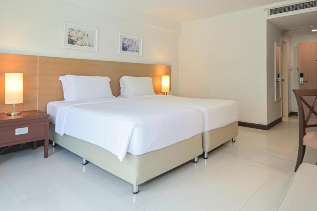 Ramada By Wyndham Phuket Southsea Hotell Karon Exteriör bild