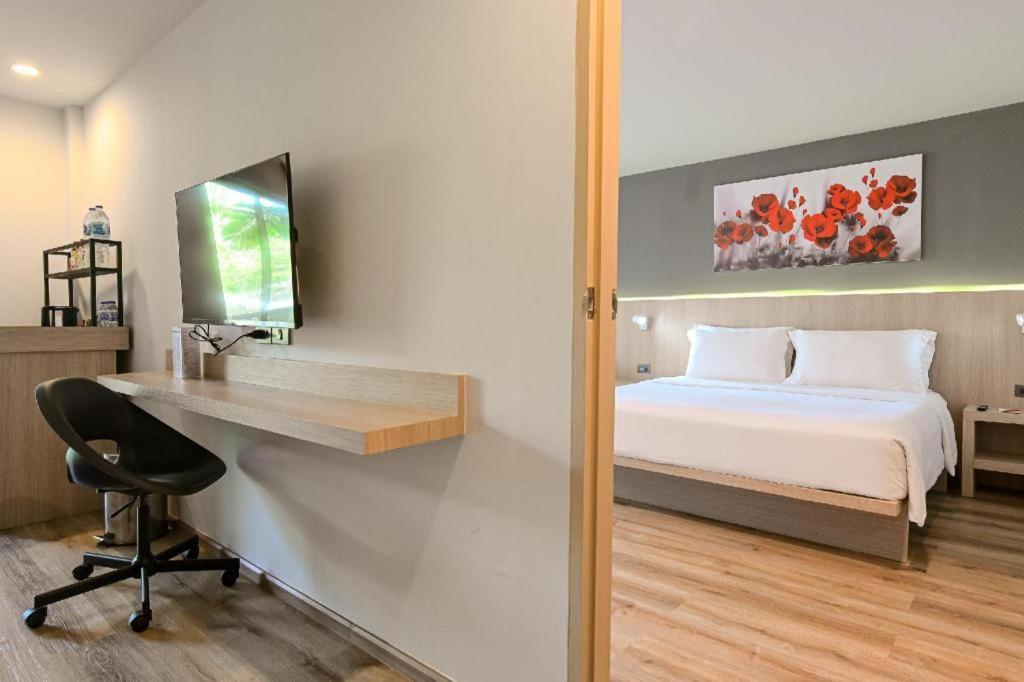 Ramada By Wyndham Phuket Southsea Hotell Karon Exteriör bild