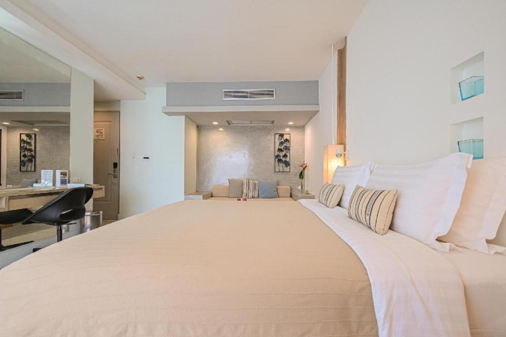 Ramada By Wyndham Phuket Southsea Hotell Karon Exteriör bild