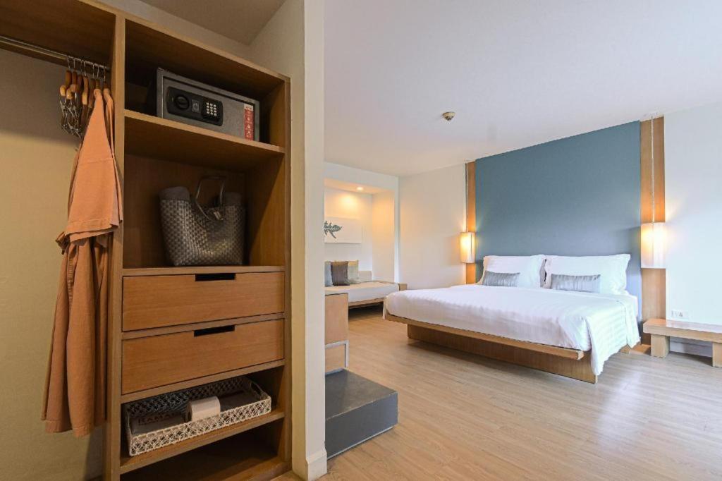 Ramada By Wyndham Phuket Southsea Hotell Karon Exteriör bild
