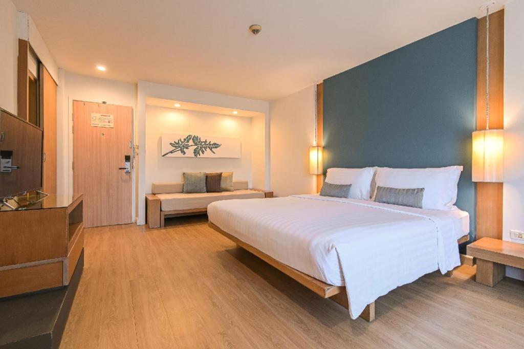 Ramada By Wyndham Phuket Southsea Hotell Karon Exteriör bild