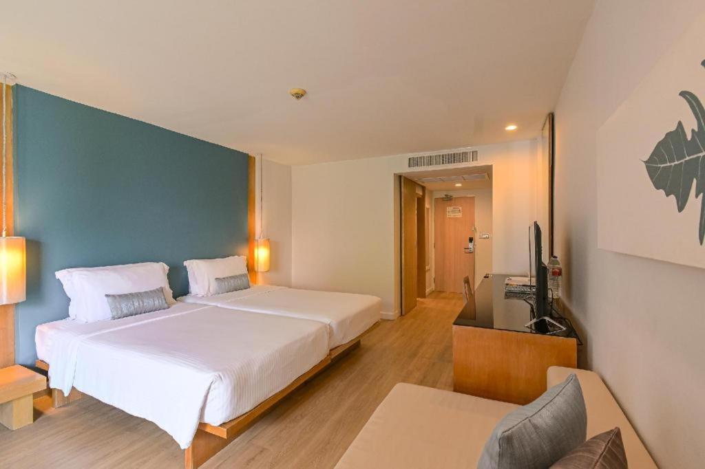 Ramada By Wyndham Phuket Southsea Hotell Karon Exteriör bild
